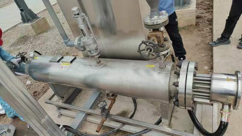 高溫蒸汽過熱器，設(shè)計壓力2.6MPA，設(shè)計溫度400℃，用于蒸汽二次過熱給反應(yīng)釜提供熱源