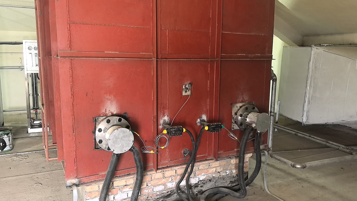 70KW水箱輔助加熱器，3m3水箱，升溫50℃，根據(jù)現(xiàn)場水箱的尺寸設(shè)計定制加熱器